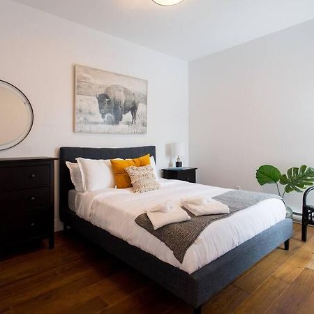 Sleek Condo In The Heart Of Little Italy By Den Stays Montreal Bagian luar foto