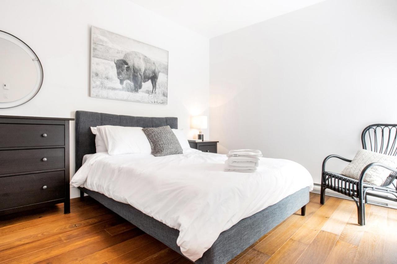 Sleek Condo In The Heart Of Little Italy By Den Stays Montreal Ruang foto