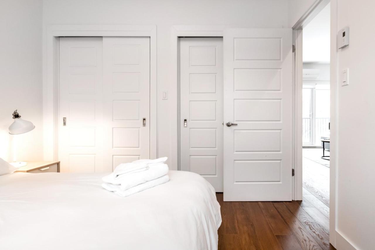 Sleek Condo In The Heart Of Little Italy By Den Stays Montreal Ruang foto