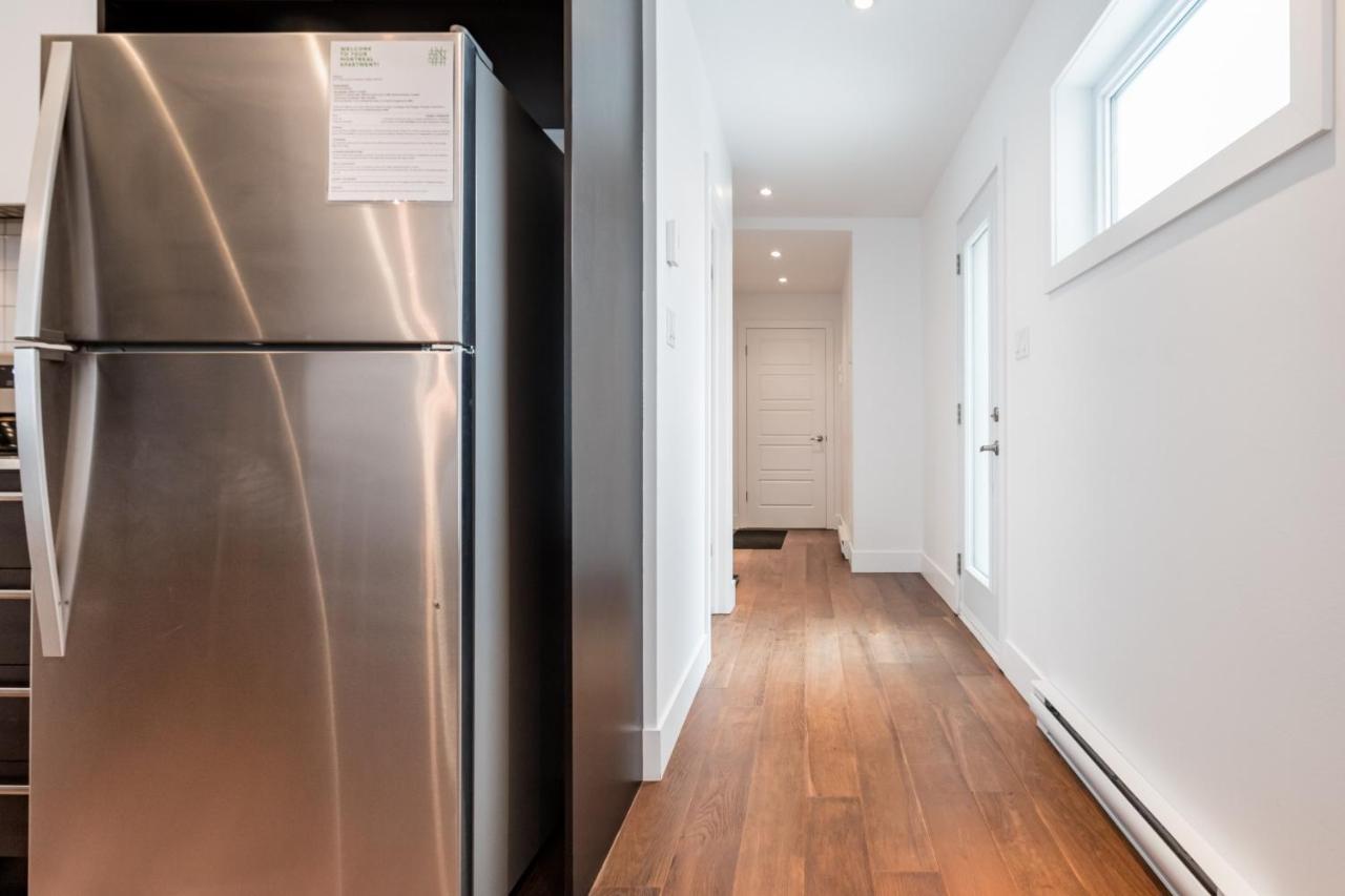 Sleek Condo In The Heart Of Little Italy By Den Stays Montreal Ruang foto