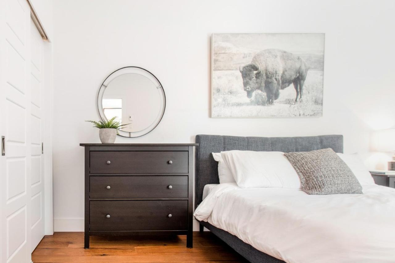 Sleek Condo In The Heart Of Little Italy By Den Stays Montreal Ruang foto