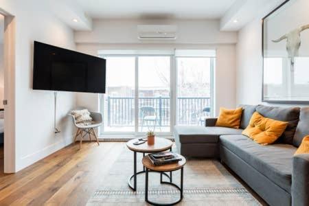 Sleek Condo In The Heart Of Little Italy By Den Stays Montreal Ruang foto