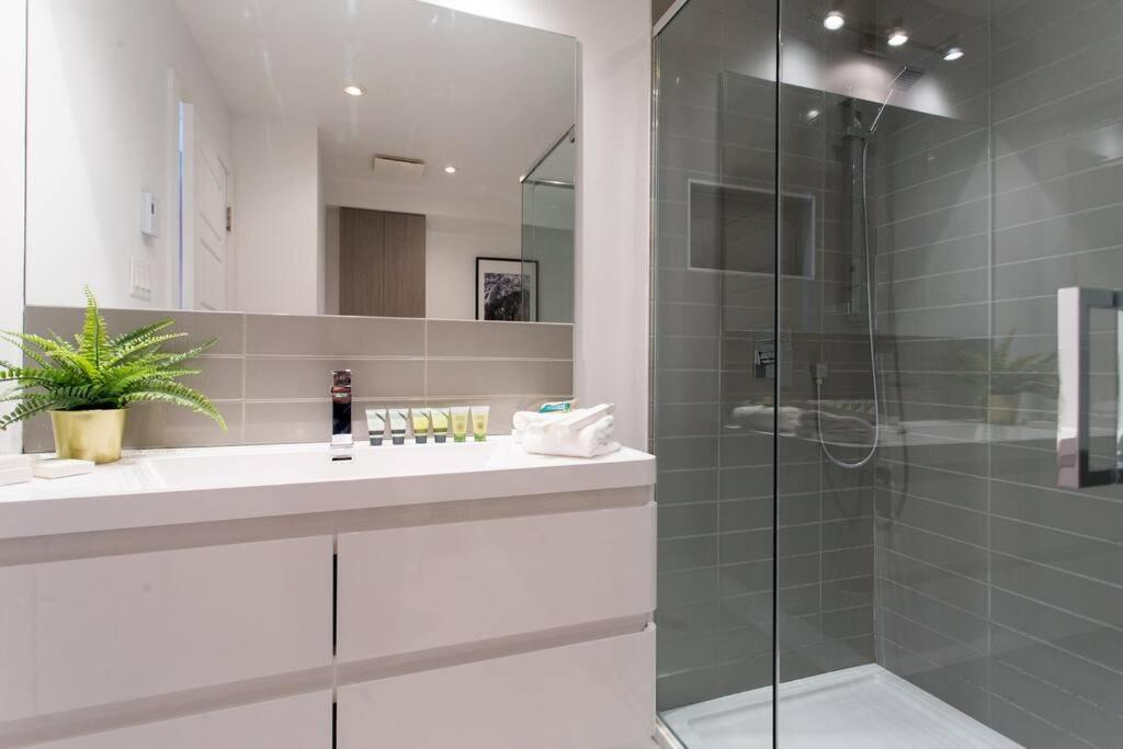 Sleek Condo In The Heart Of Little Italy By Den Stays Montreal Bagian luar foto