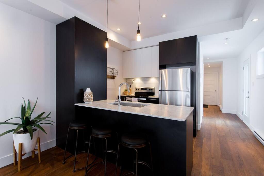 Sleek Condo In The Heart Of Little Italy By Den Stays Montreal Bagian luar foto