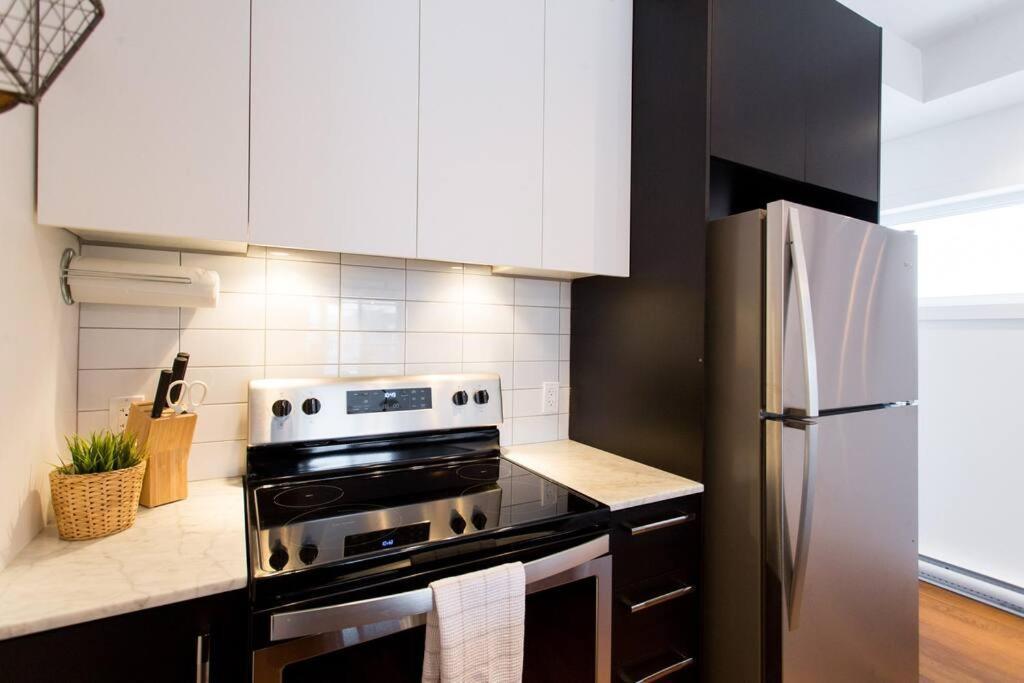 Sleek Condo In The Heart Of Little Italy By Den Stays Montreal Bagian luar foto