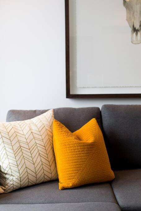 Sleek Condo In The Heart Of Little Italy By Den Stays Montreal Bagian luar foto