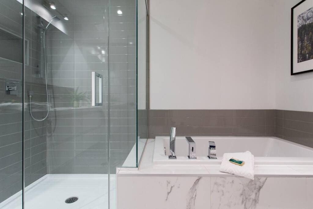 Sleek Condo In The Heart Of Little Italy By Den Stays Montreal Bagian luar foto