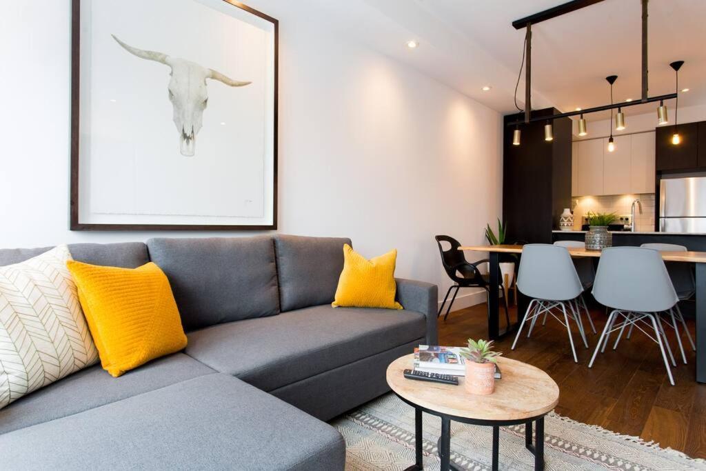 Sleek Condo In The Heart Of Little Italy By Den Stays Montreal Bagian luar foto