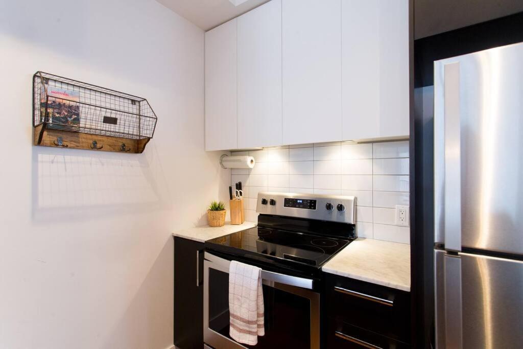 Sleek Condo In The Heart Of Little Italy By Den Stays Montreal Bagian luar foto