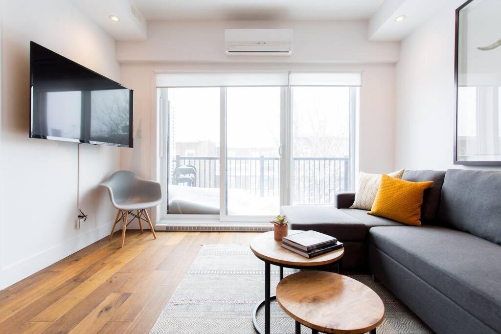 Sleek Condo In The Heart Of Little Italy By Den Stays Montreal Bagian luar foto