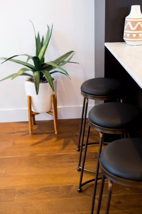 Sleek Condo In The Heart Of Little Italy By Den Stays Montreal Bagian luar foto