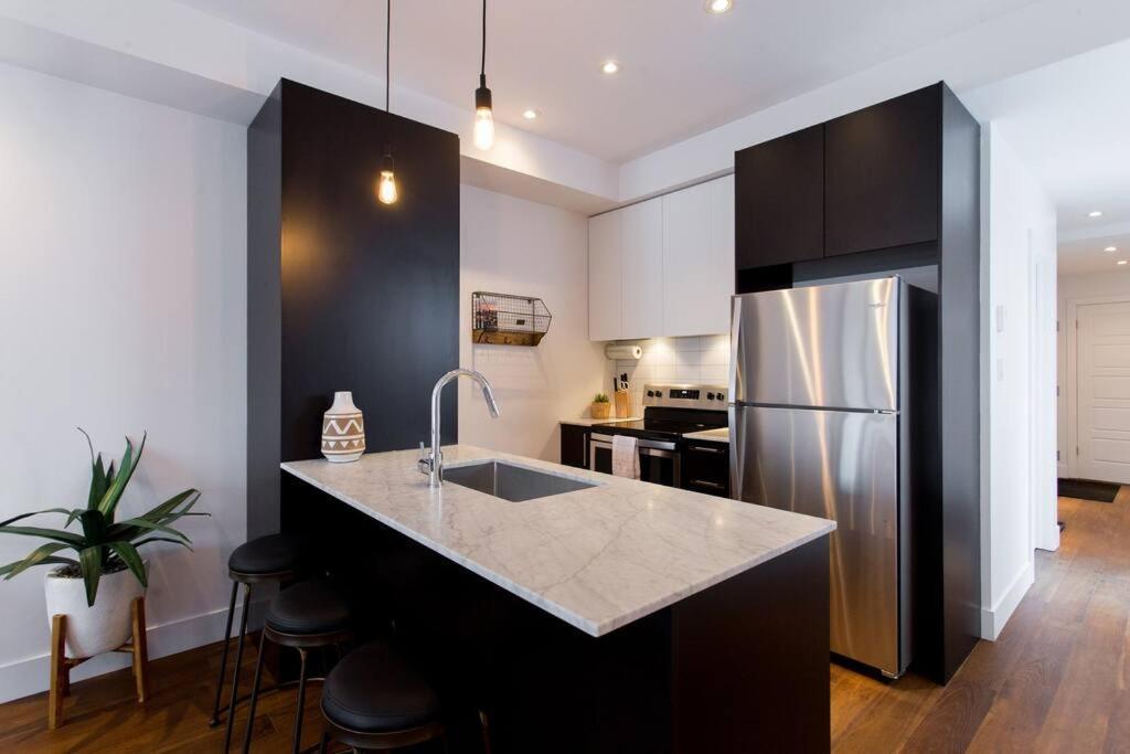 Sleek Condo In The Heart Of Little Italy By Den Stays Montreal Bagian luar foto