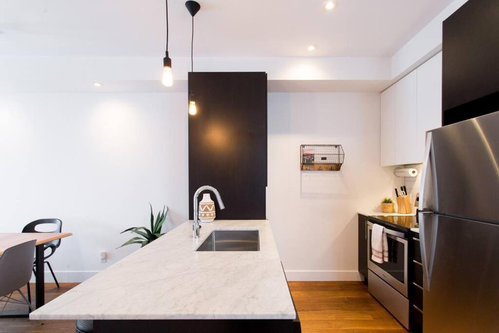 Sleek Condo In The Heart Of Little Italy By Den Stays Montreal Bagian luar foto