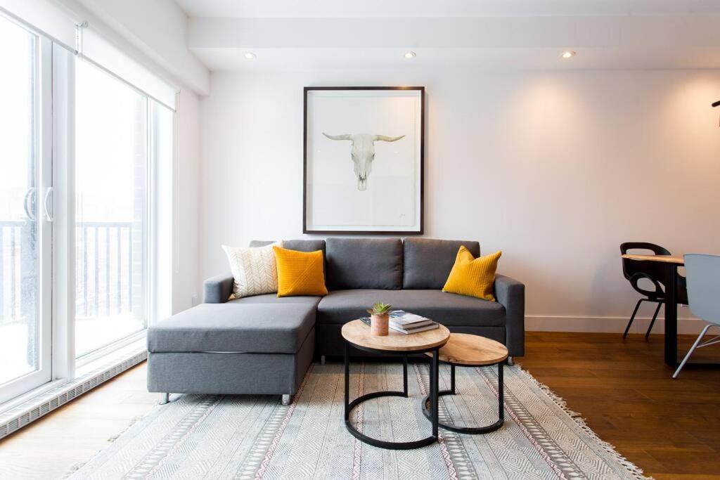 Sleek Condo In The Heart Of Little Italy By Den Stays Montreal Bagian luar foto