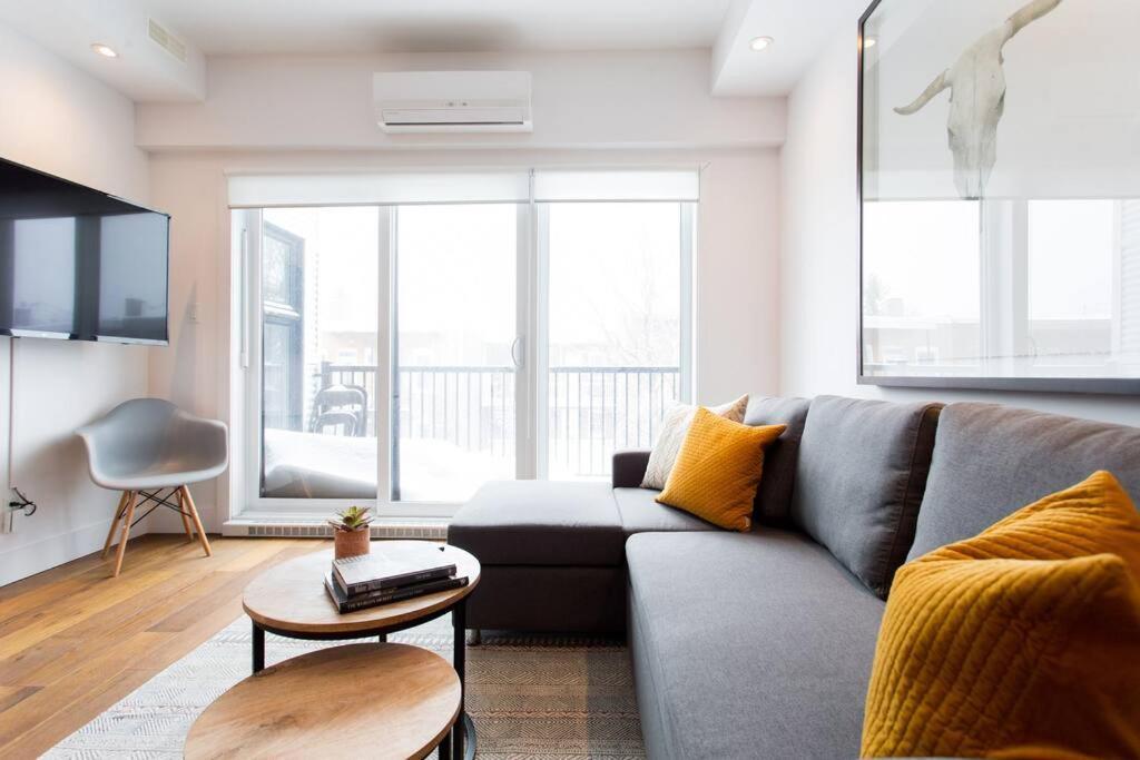Sleek Condo In The Heart Of Little Italy By Den Stays Montreal Bagian luar foto