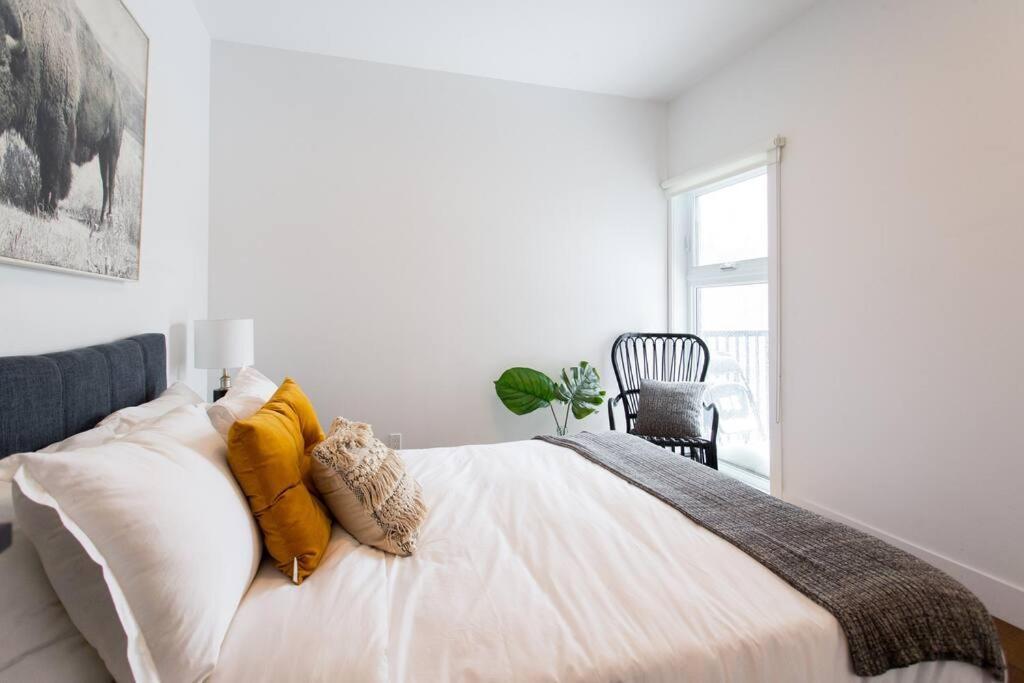 Sleek Condo In The Heart Of Little Italy By Den Stays Montreal Bagian luar foto