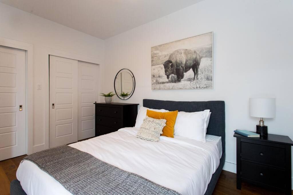 Sleek Condo In The Heart Of Little Italy By Den Stays Montreal Bagian luar foto