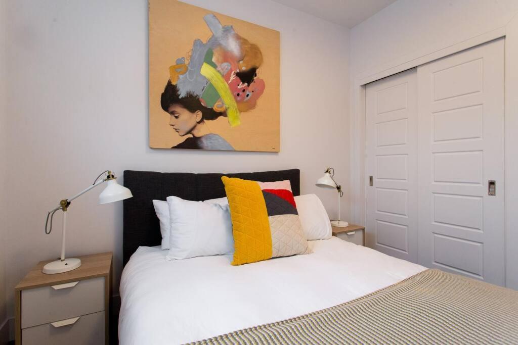 Sleek Condo In The Heart Of Little Italy By Den Stays Montreal Bagian luar foto